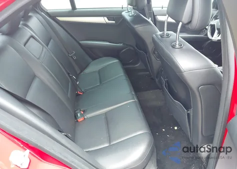 2012 Mercedes-Benz C 250 Luxury/Sport z USA, uszkodzony, nr VIN WDDGF4HB3CR228171